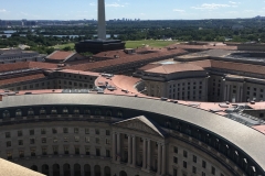 Výhled z věže na památník George Washingtona